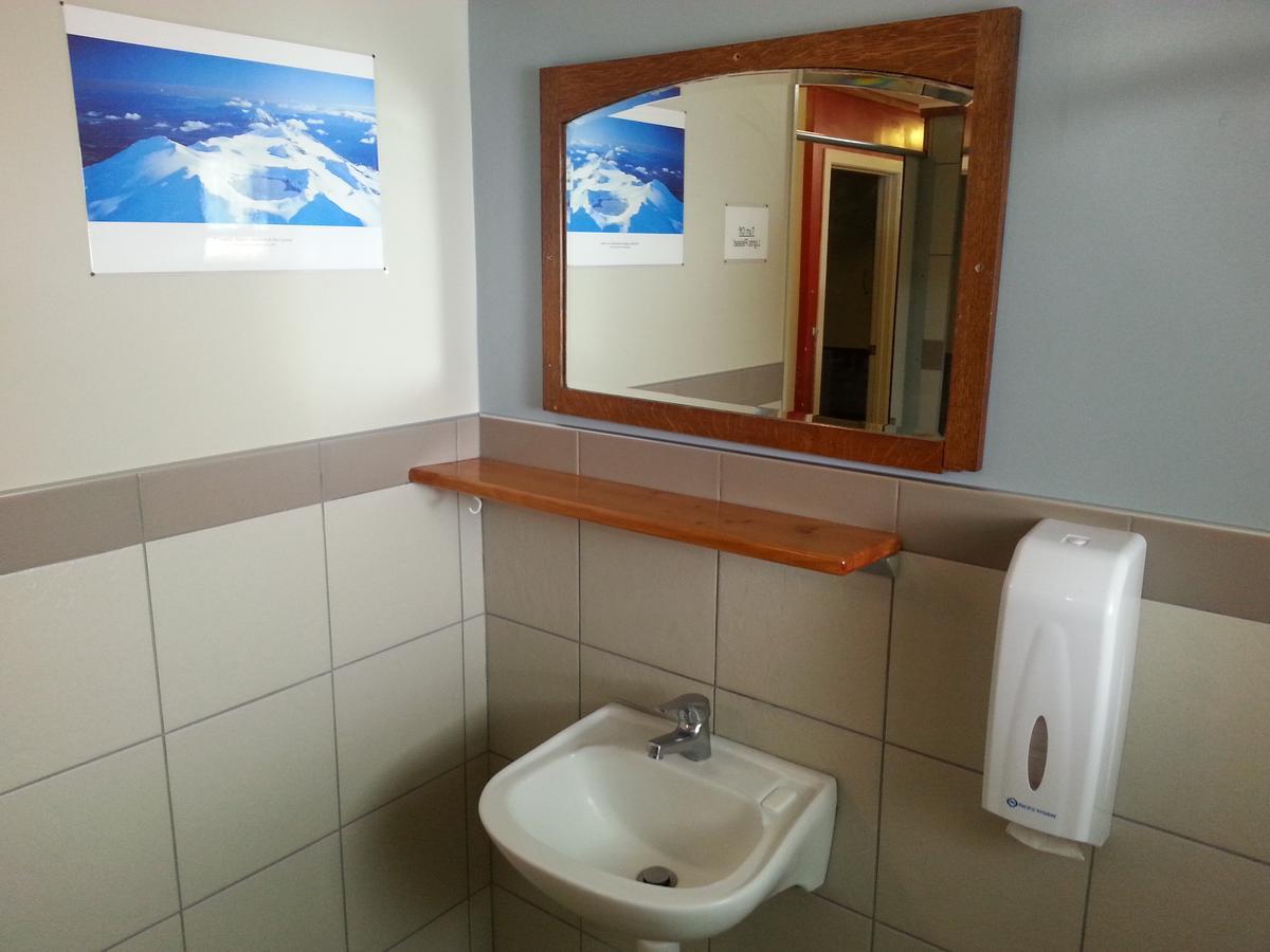 Riverstone Lodge Turangi Buitenkant foto A washbasin