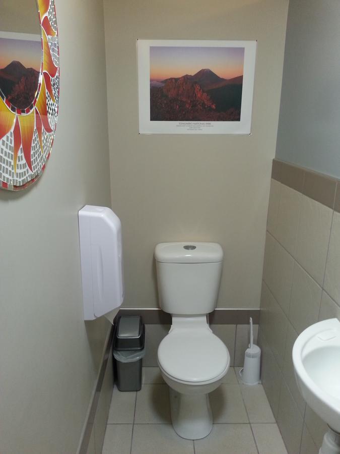 Riverstone Lodge Turangi Buitenkant foto A toilet with a hand dryer