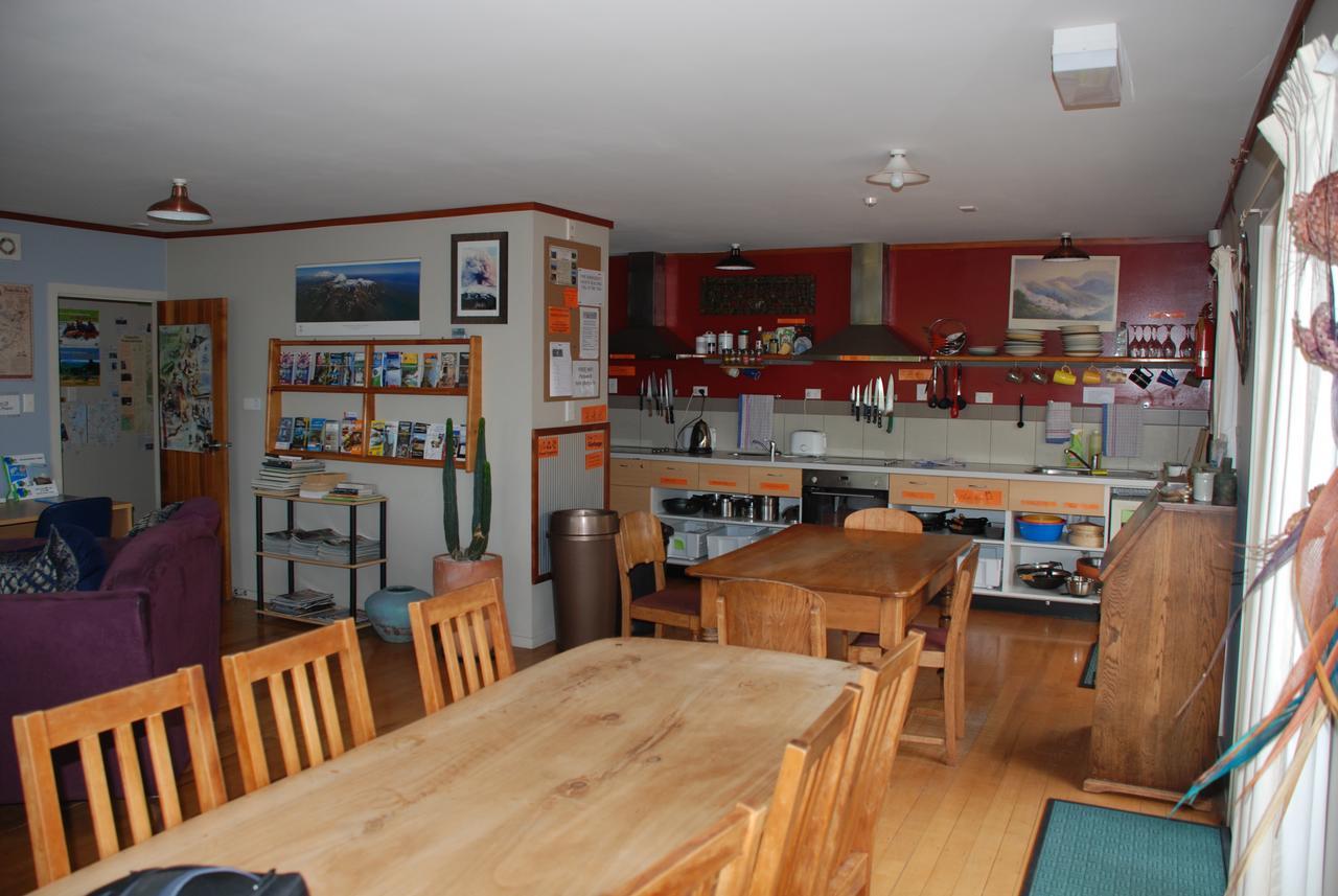 Riverstone Lodge Turangi Buitenkant foto The common room at the station