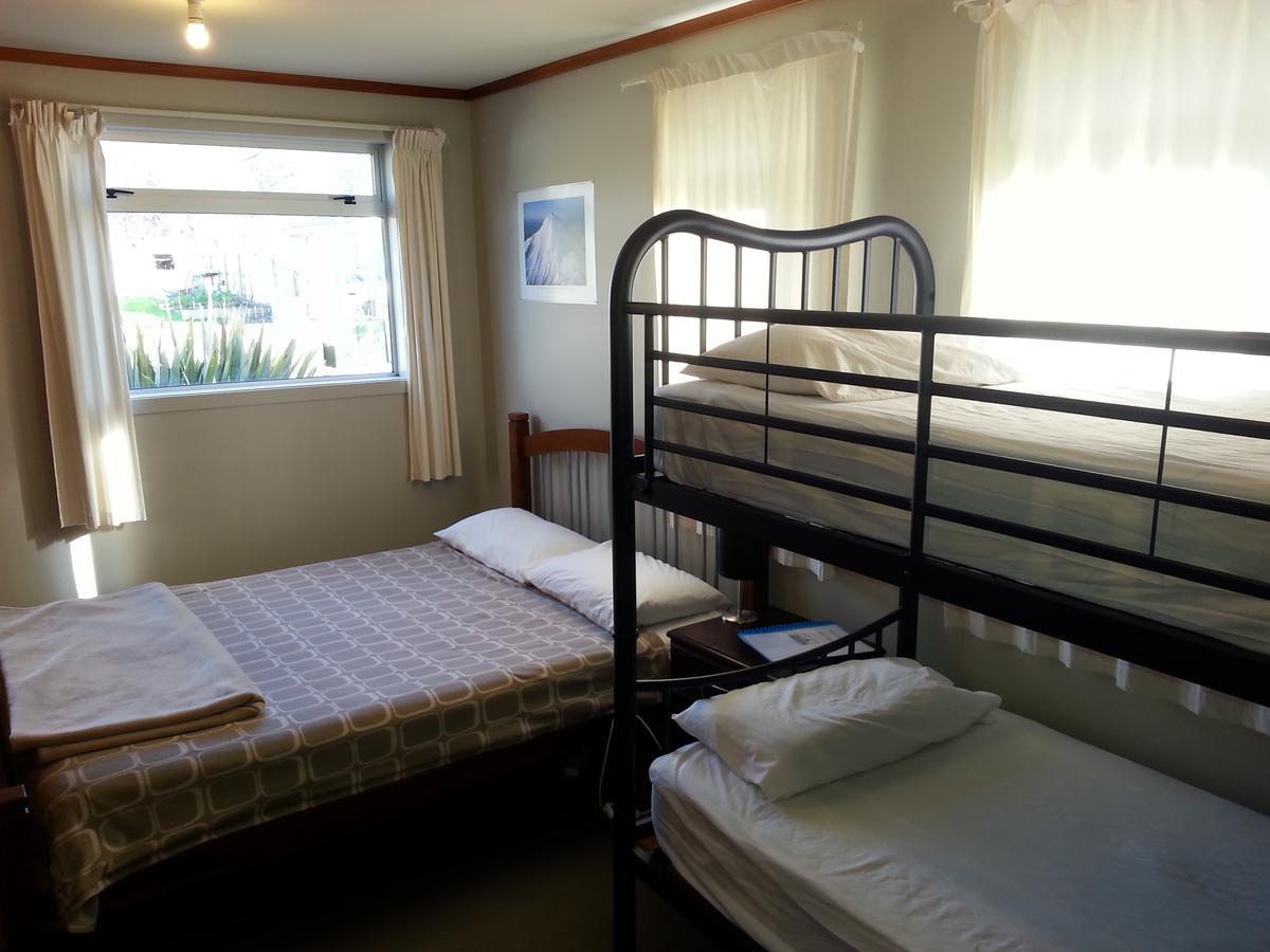 Riverstone Lodge Turangi Buitenkant foto A typical room at a backpackers' hostel in Dunedin, New Zealand