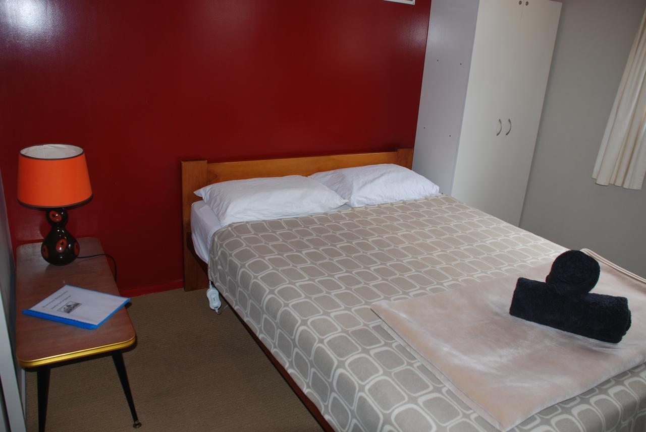 Riverstone Lodge Turangi Buitenkant foto A room at the hotel