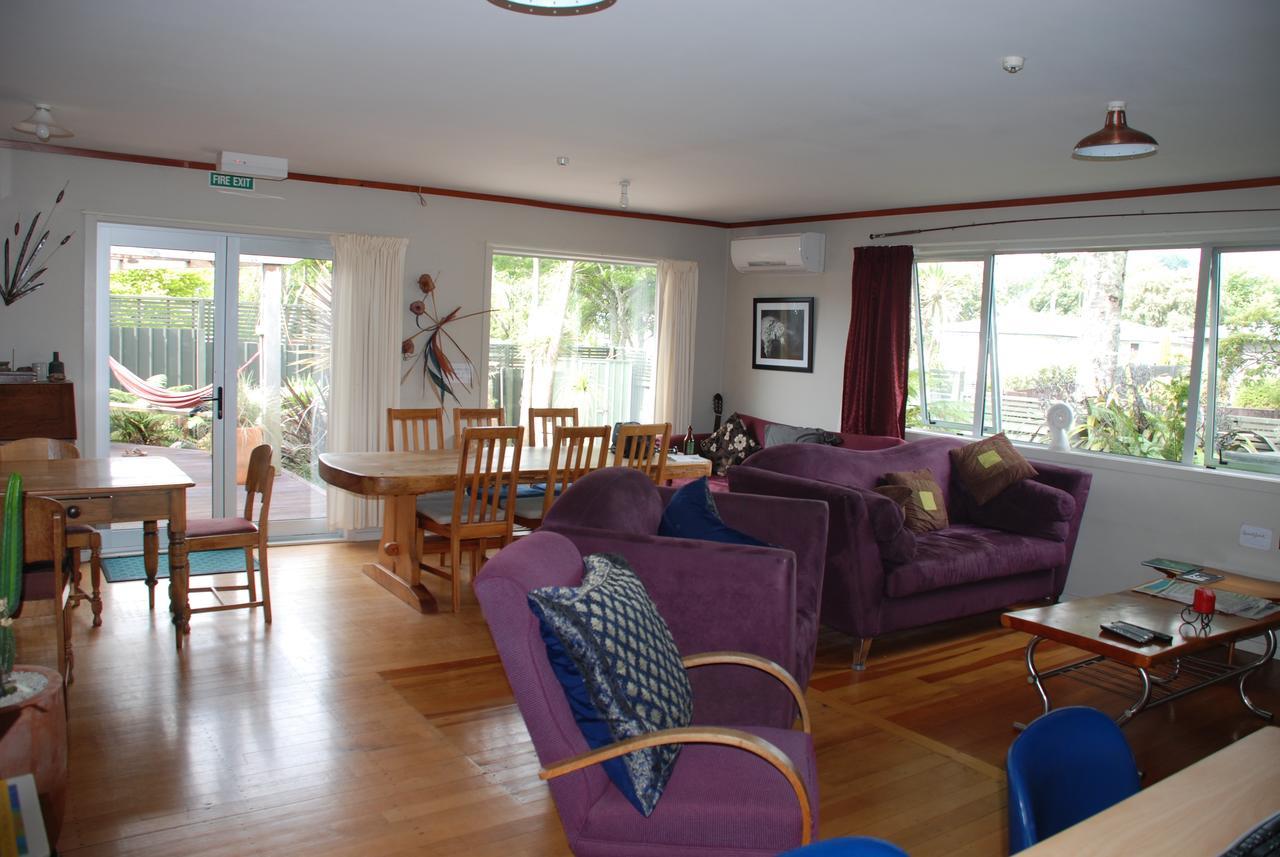Riverstone Lodge Turangi Buitenkant foto A living room in a typical New Zealand home