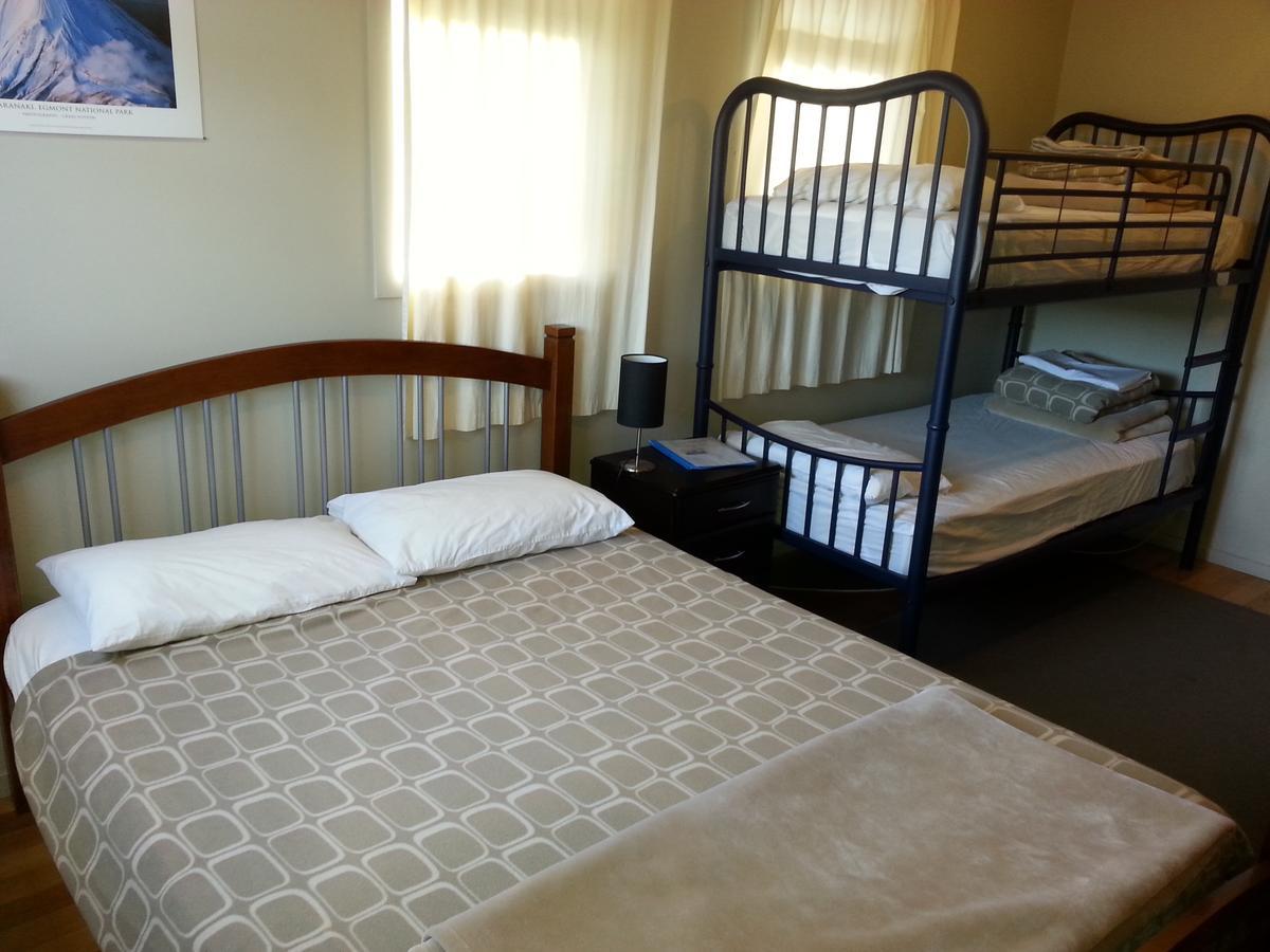 Riverstone Lodge Turangi Buitenkant foto A typical room at the hostel