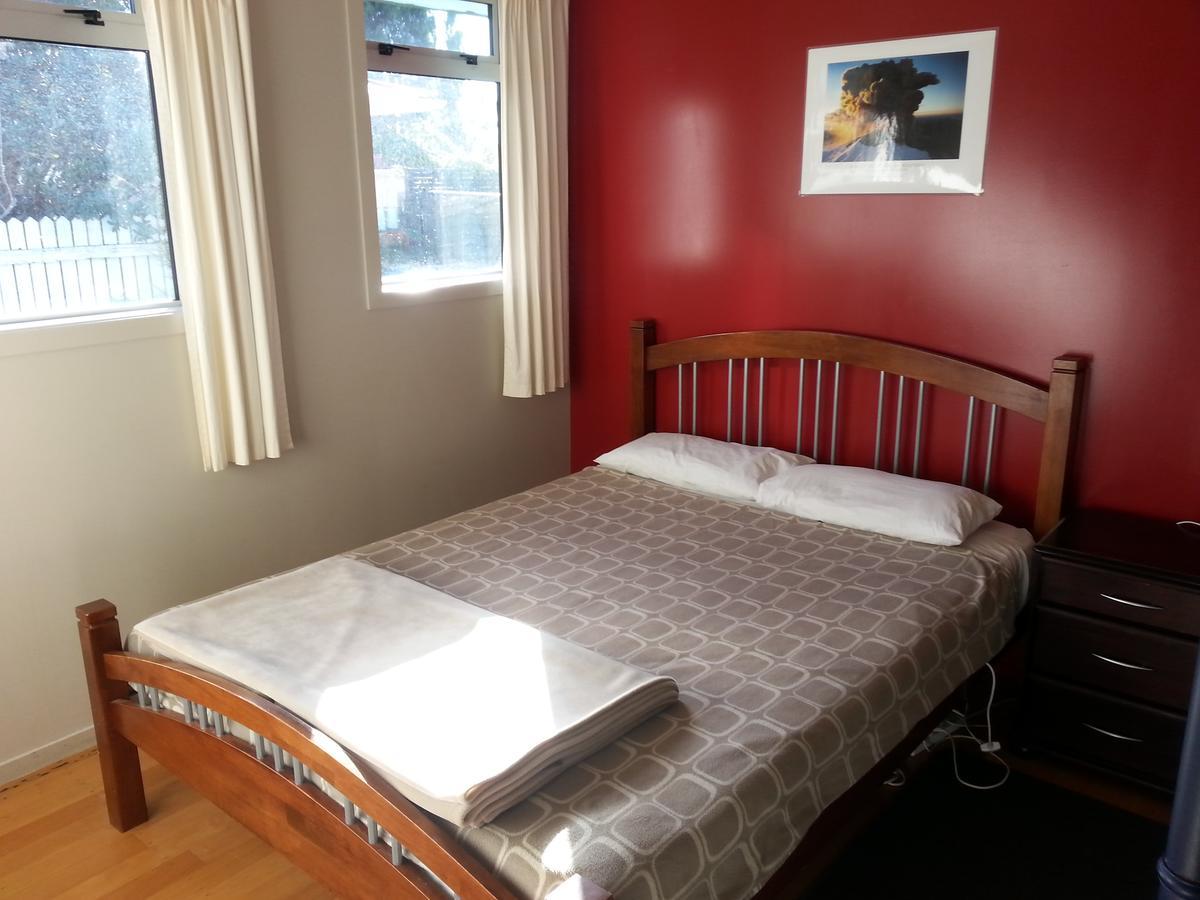 Riverstone Lodge Turangi Buitenkant foto A bedroom in a hostel in Dunedin, New Zealand