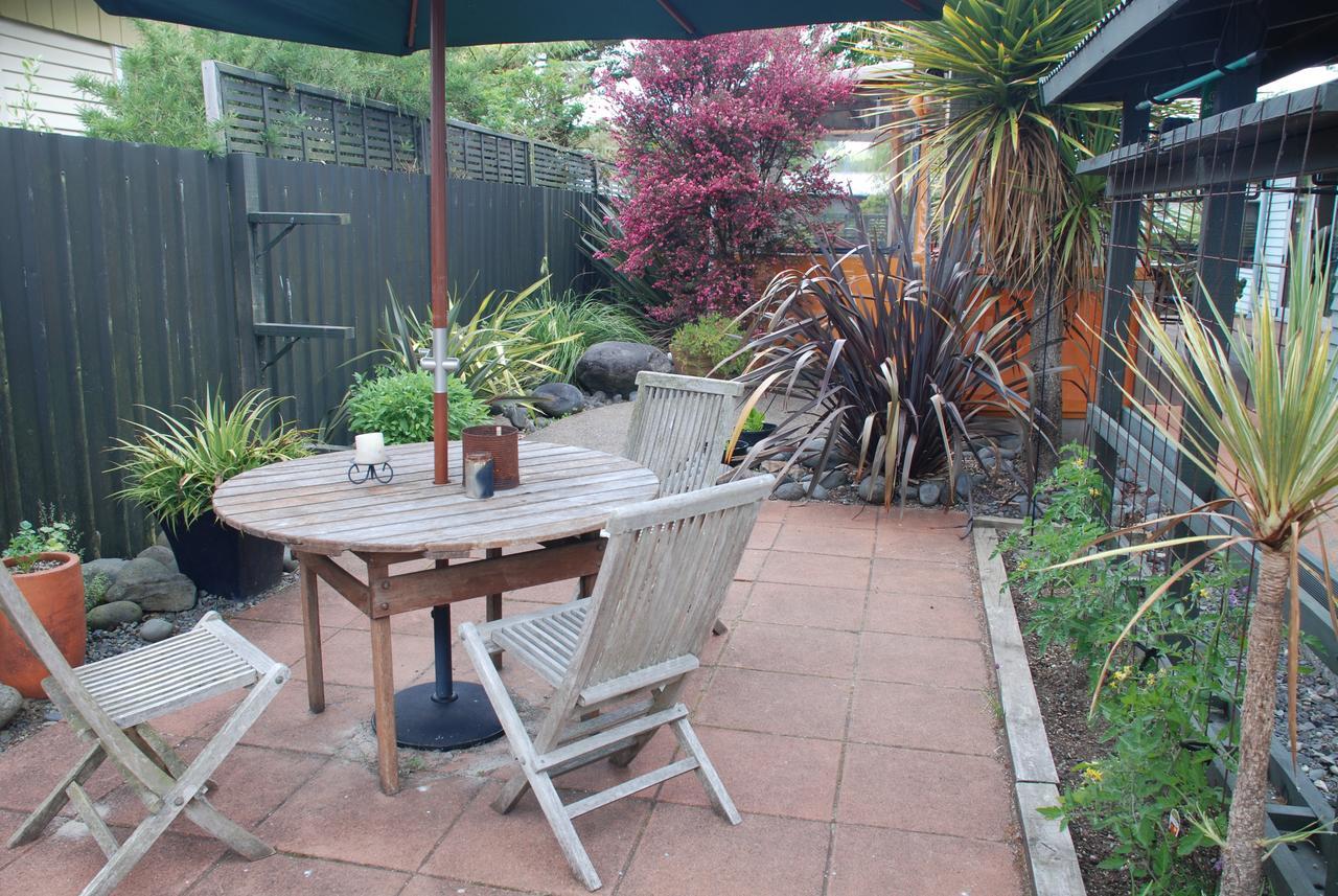 Riverstone Lodge Turangi Buitenkant foto A backyard in Auckland, New Zealand