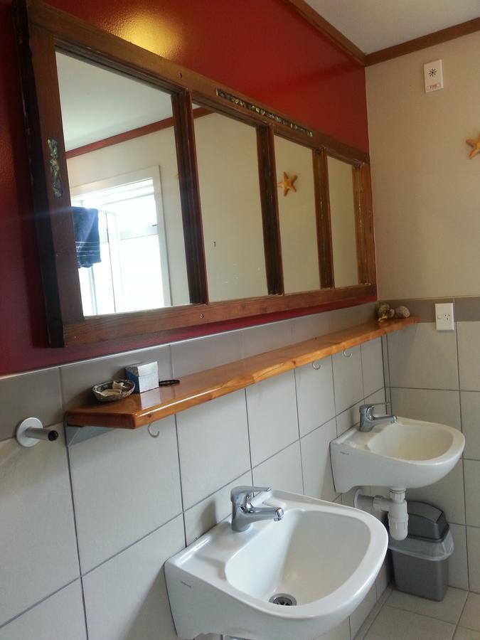 Riverstone Lodge Turangi Buitenkant foto Bathroom in the hotel