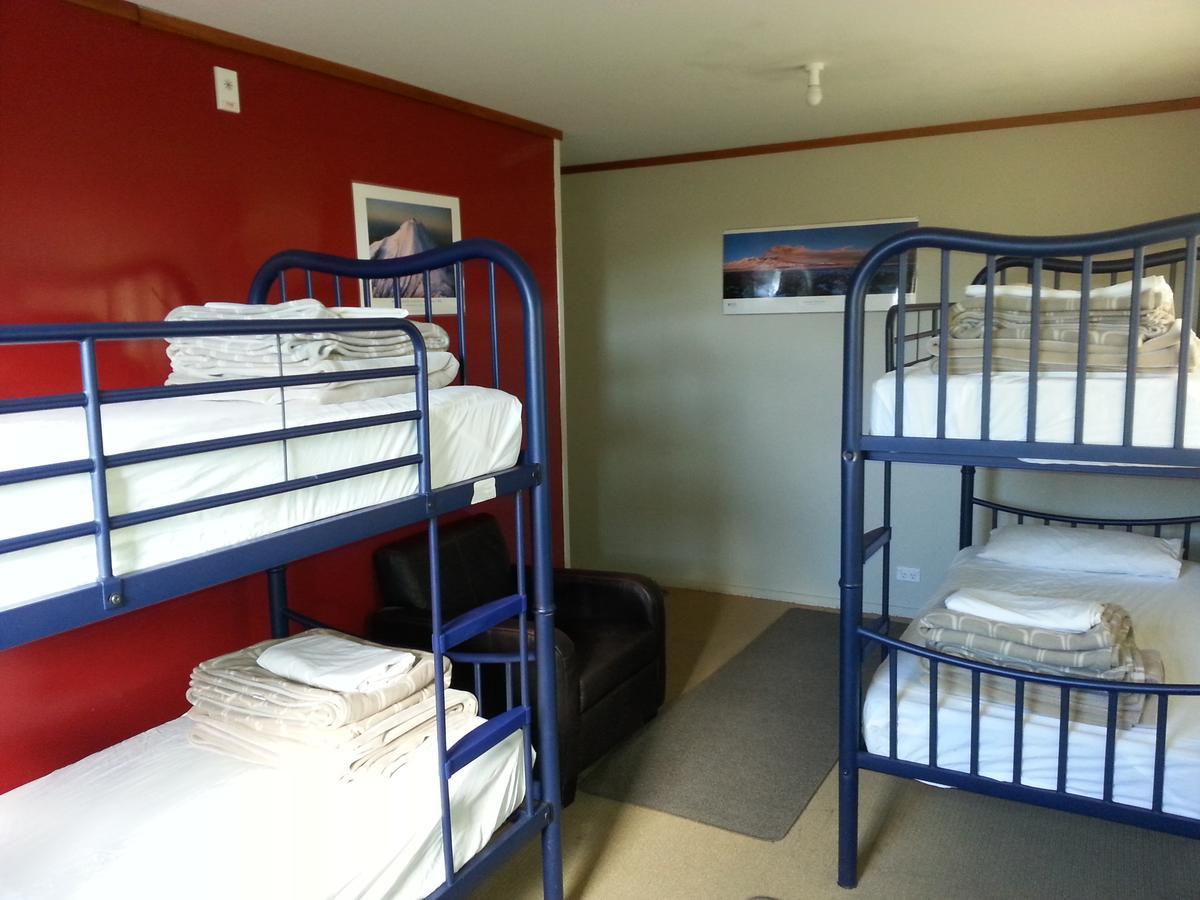 Riverstone Lodge Turangi Buitenkant foto A typical room at a backpackers' hostel in New Zealand