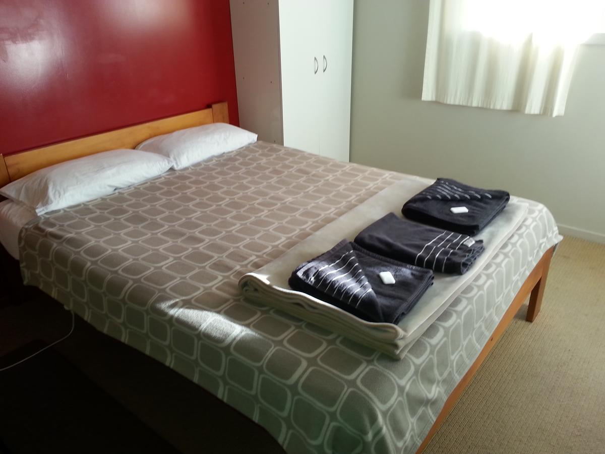 Riverstone Lodge Turangi Buitenkant foto A bed with a duvet